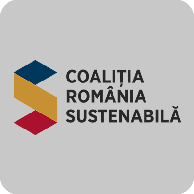 “Logo-ul Coaliției România Sustenabilă cu cuburi tridimensionale în culorile steagului românesc - albastru, galben și roșu - reprezentând angajamentul pentru dezvoltarea durabilă în România.”