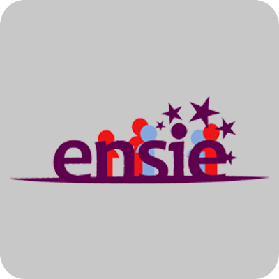 Logo-ul ensie cu reprezentări stilizate colorate ale oamenilor și stele deasupra pe un fundal gradient alb-gri.