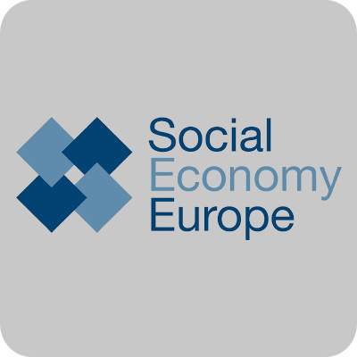 Logo-ul Social Economy Europe cu pătrate suprapuse în nuanțe de albastru pe un fundal gri deschis, reprezentând unitatea și colaborarea în economia socială europeană.