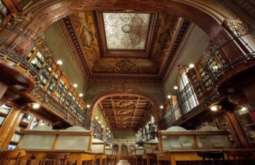 Imaginea care însoțește articolul, reprezintă Biblioteca Universității Tehnice „Gheorghe Asachi” din Iași, cu cărți depozitate pe două etaje și birouri de lectură separate prin paravane semi-transparente.