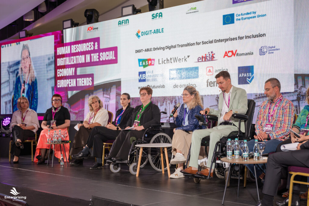 Speakerii panelului despre digitalizare și economia socială, în cadrul conferinței Enterprising for Tomorrow 2026.